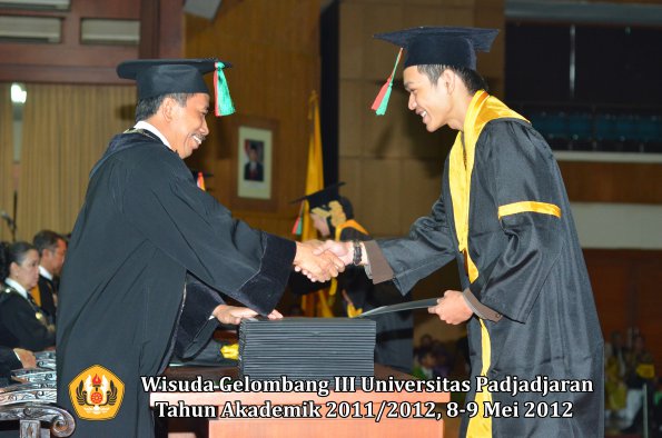 wisuda-unpad-gel-iii-2011_2012-fakultas-tip-oleh-dekan_008