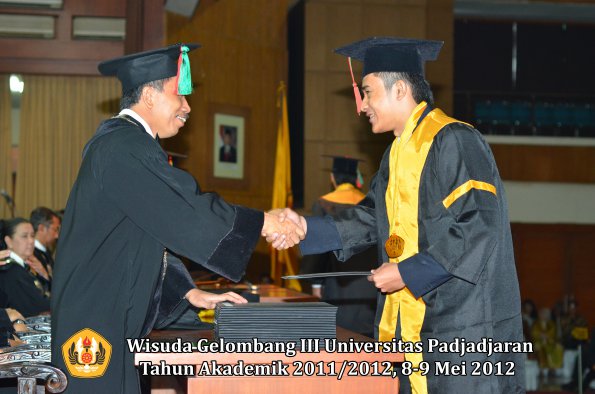 wisuda-unpad-gel-iii-2011_2012-fakultas-tip-oleh-dekan_019