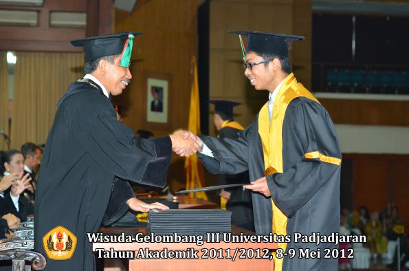 wisuda-unpad-gel-iii-2011_2012-fakultas-tip-oleh-dekan_020