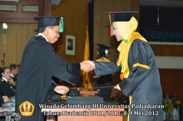 wisuda-unpad-gel-iii-2011_2012-fakultas-tip-oleh-dekan_026