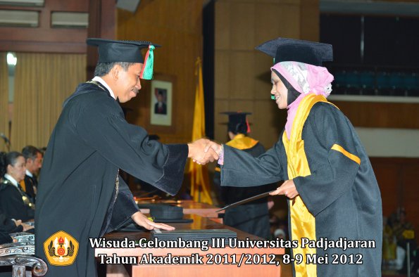 wisuda-unpad-gel-iii-2011_2012-fakultas-tip-oleh-dekan_034