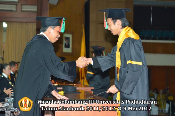 wisuda-unpad-gel-iii-2011_2012-fakultas-tip-oleh-dekan_041