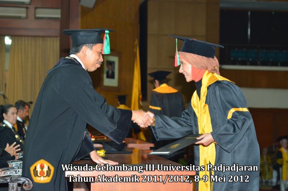 wisuda-unpad-gel-iii-2011_2012-fakultas-tip-oleh-dekan_042