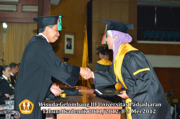 wisuda-unpad-gel-iii-2011_2012-fakultas-tip-oleh-dekan_043