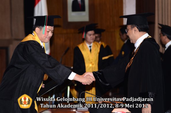 wisuda-unpad-gel-iii-2011_2012-fakultas-tip-oleh-rektor_002