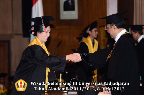 wisuda-unpad-gel-iii-2011_2012-fakultas-tip-oleh-rektor_013