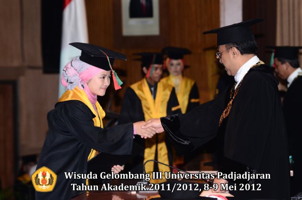 wisuda-unpad-gel-iii-2011_2012-fakultas-tip-oleh-rektor_015