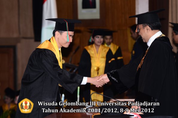 wisuda-unpad-gel-iii-2011_2012-fakultas-tip-oleh-rektor_022