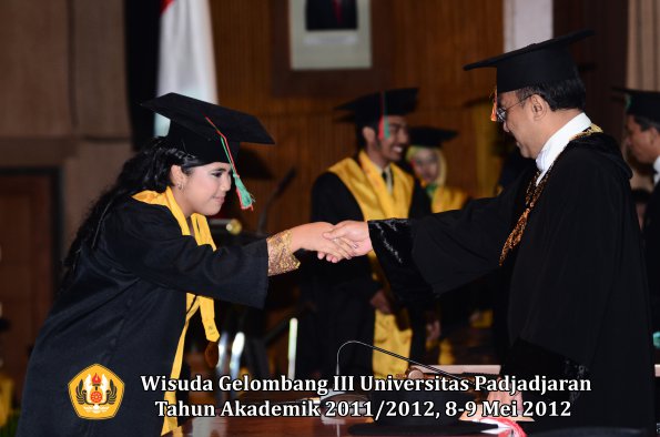 wisuda-unpad-gel-iii-2011_2012-fakultas-tip-oleh-rektor_023