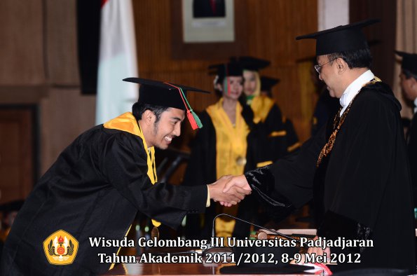 wisuda-unpad-gel-iii-2011_2012-fakultas-tip-oleh-rektor_024