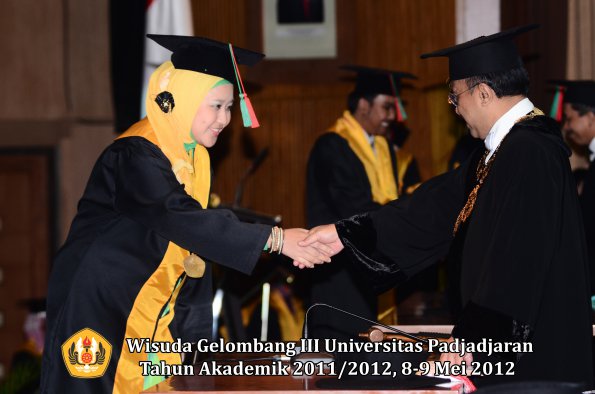 wisuda-unpad-gel-iii-2011_2012-fakultas-tip-oleh-rektor_026