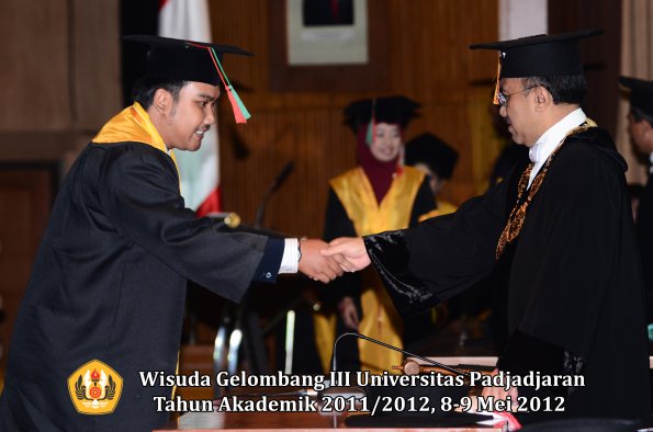 wisuda-unpad-gel-iii-2011_2012-fakultas-tip-oleh-rektor_027