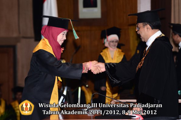 wisuda-unpad-gel-iii-2011_2012-fakultas-tip-oleh-rektor_028