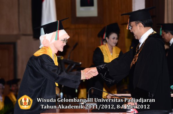 wisuda-unpad-gel-iii-2011_2012-fakultas-tip-oleh-rektor_029