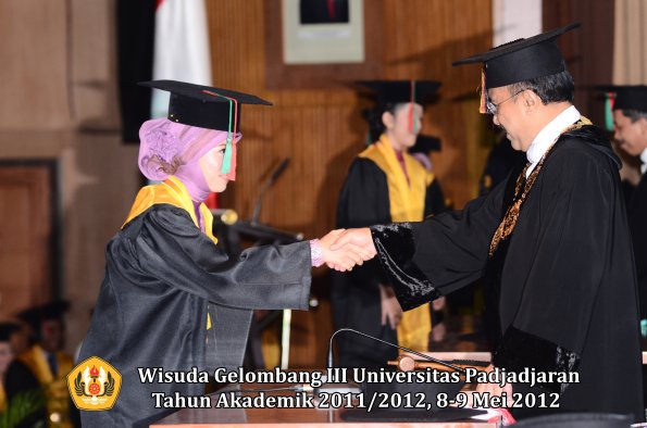 wisuda-unpad-gel-iii-2011_2012-fakultas-tip-oleh-rektor_031