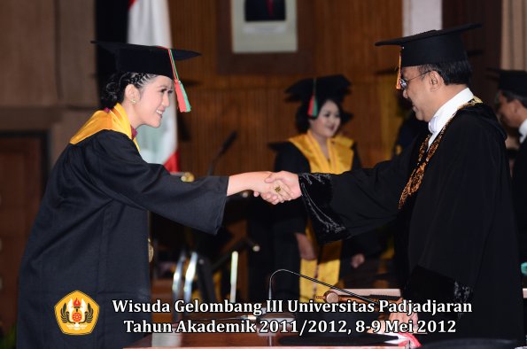 wisuda-unpad-gel-iii-2011_2012-fakultas-tip-oleh-rektor_032