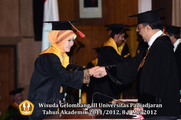 wisuda-unpad-gel-iii-2011_2012-fakultas-tip-oleh-rektor_035