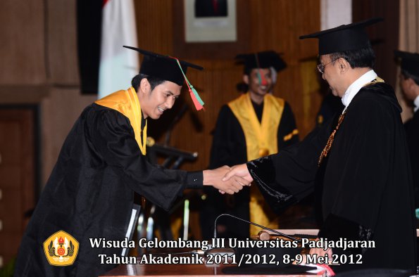 wisuda-unpad-gel-iii-2011_2012-fakultas-tip-oleh-rektor_036