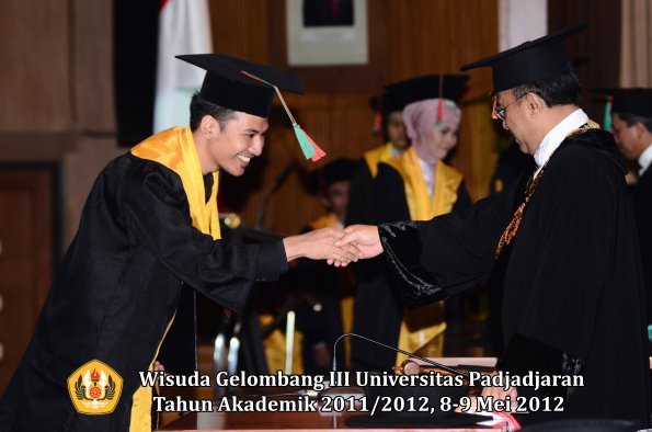 wisuda-unpad-gel-iii-2011_2012-fakultas-tip-oleh-rektor_037