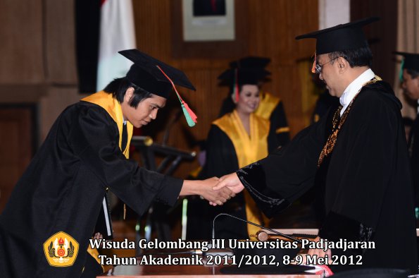 wisuda-unpad-gel-iii-2011_2012-fakultas-tip-oleh-rektor_039