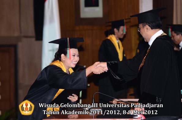 wisuda-unpad-gel-iii-2011_2012-fakultas-tip-oleh-rektor_040