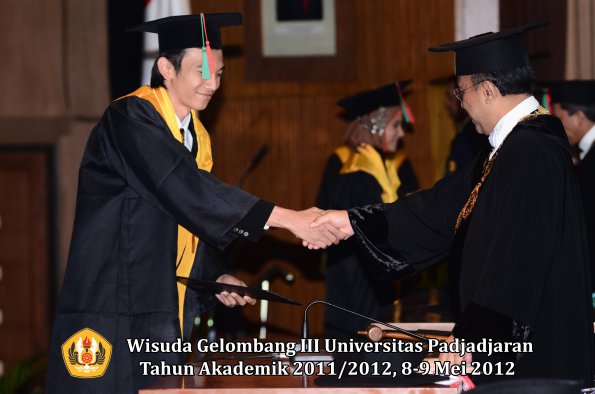 wisuda-unpad-gel-iii-2011_2012-fakultas-tip-oleh-rektor_041