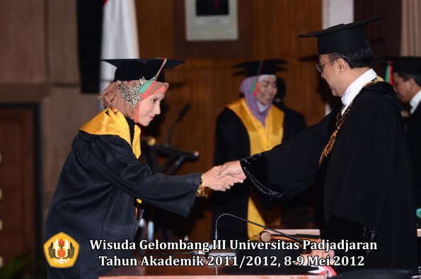 wisuda-unpad-gel-iii-2011_2012-fakultas-tip-oleh-rektor_042