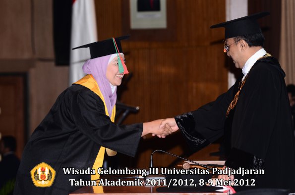 wisuda-unpad-gel-iii-2011_2012-fakultas-tip-oleh-rektor_043