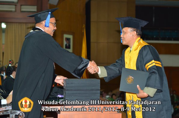 wisuda-unpad-gel-iii-2011_2012-fakultas-isip-oleh-dekan-001