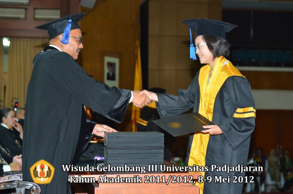 wisuda-unpad-gel-iii-2011_2012-fakultas-isip-oleh-dekan-004