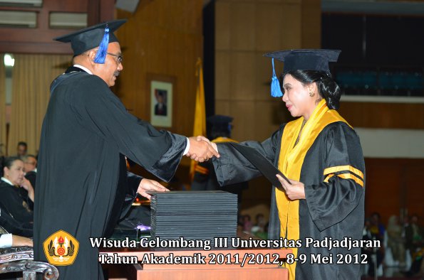 wisuda-unpad-gel-iii-2011_2012-fakultas-isip-oleh-dekan-005