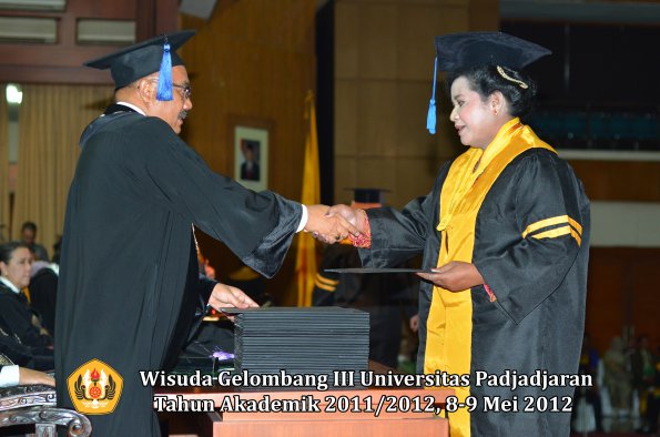 wisuda-unpad-gel-iii-2011_2012-fakultas-isip-oleh-dekan-010