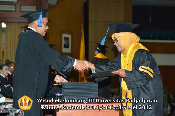 wisuda-unpad-gel-iii-2011_2012-fakultas-isip-oleh-dekan-011