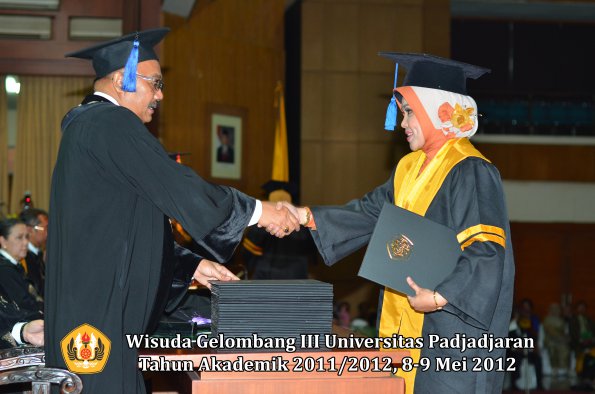 wisuda-unpad-gel-iii-2011_2012-fakultas-isip-oleh-dekan-012