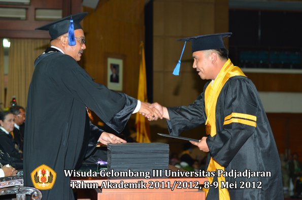 wisuda-unpad-gel-iii-2011_2012-fakultas-isip-oleh-dekan-013