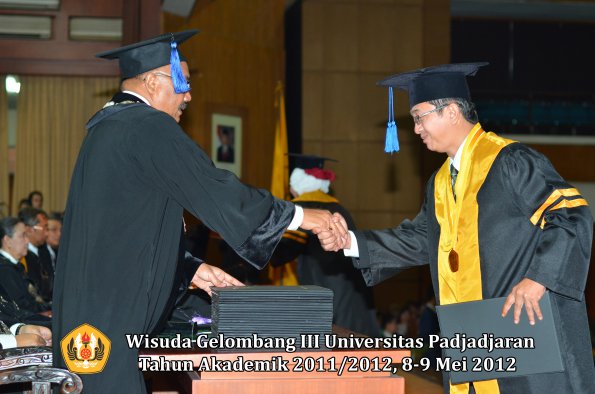 wisuda-unpad-gel-iii-2011_2012-fakultas-isip-oleh-dekan-016