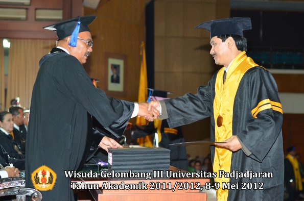 wisuda-unpad-gel-iii-2011_2012-fakultas-isip-oleh-dekan-018