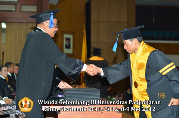 wisuda-unpad-gel-iii-2011_2012-fakultas-isip-oleh-dekan-021