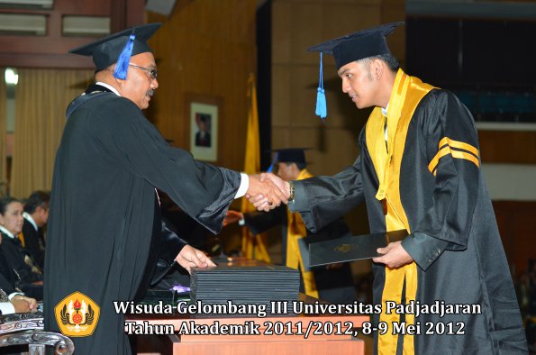 wisuda-unpad-gel-iii-2011_2012-fakultas-isip-oleh-dekan-022