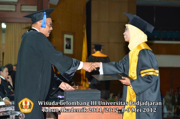 wisuda-unpad-gel-iii-2011_2012-fakultas-isip-oleh-dekan-023