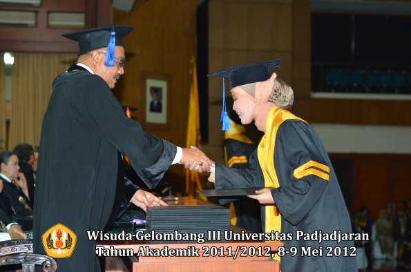 wisuda-unpad-gel-iii-2011_2012-fakultas-isip-oleh-dekan-024