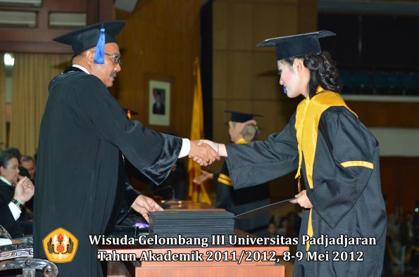 wisuda-unpad-gel-iii-2011_2012-fakultas-isip-oleh-dekan-025