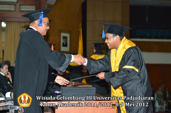 wisuda-unpad-gel-iii-2011_2012-fakultas-isip-oleh-dekan-026