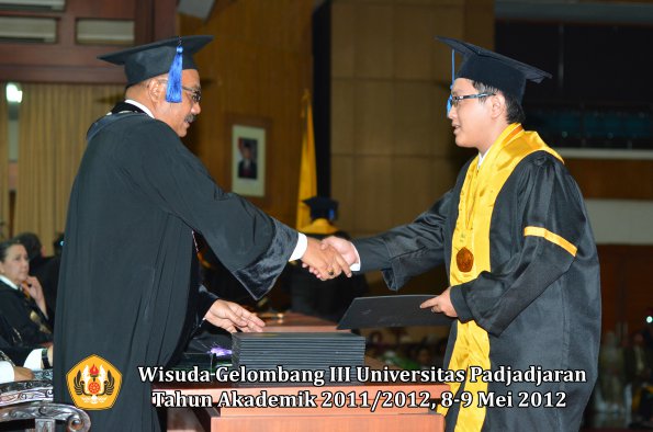 wisuda-unpad-gel-iii-2011_2012-fakultas-isip-oleh-dekan-027