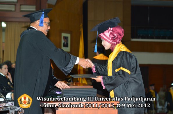 wisuda-unpad-gel-iii-2011_2012-fakultas-isip-oleh-dekan-028