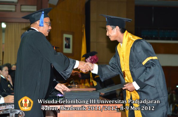 wisuda-unpad-gel-iii-2011_2012-fakultas-isip-oleh-dekan-029