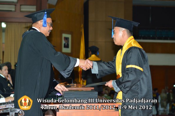 wisuda-unpad-gel-iii-2011_2012-fakultas-isip-oleh-dekan-030