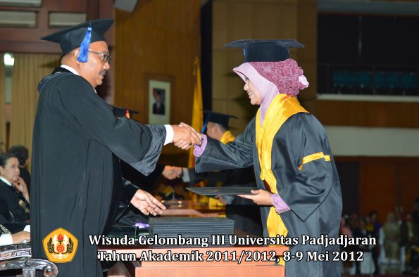 wisuda-unpad-gel-iii-2011_2012-fakultas-isip-oleh-dekan-031