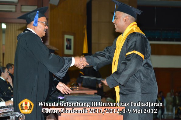 wisuda-unpad-gel-iii-2011_2012-fakultas-isip-oleh-dekan-032