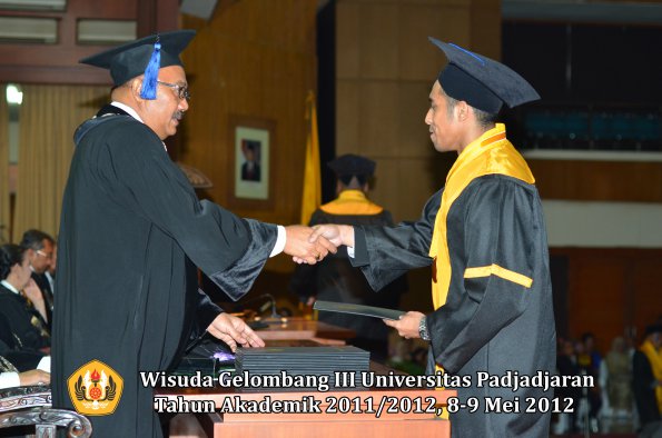 wisuda-unpad-gel-iii-2011_2012-fakultas-isip-oleh-dekan-033